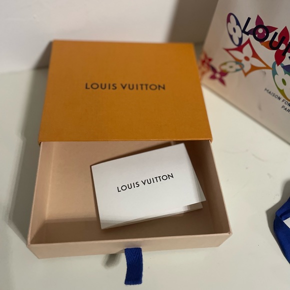 Louis Vuitton mask and silk bag - Picture 8 of 9